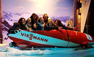 Ski-Hasen beim sportlichen Foto-Shooting: Christina, Julia, Sandra, Sophie, Kristin, Bianka und Bettina (v.l.) - Sonja Vollmer