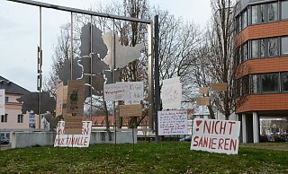 Mit einer Plakataktion hatten die Jusos versucht, eine Beschluss zur Sanierung der Kampa-Halle zu verhindern. Die meisten Kreistagsmitglieder aber sahen den Protest nur aus der Ferne. - Henning Wandel