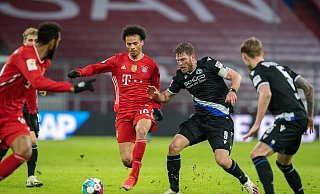 Fabian Klos (2. v. r.) im Duell mit dem deutschen Nationalspieler Leroy Sané. Nun drückt er ihm und seinen Kollegen bei der EM die Daumen. - imago images