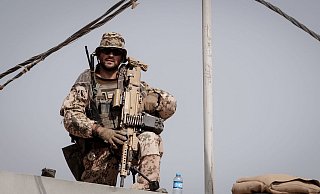 Ein schwer bewaffneter Bundeswehrsoldat auf einem irakischen Militärstützpunkt (Archivbild). - Foto: Kay Nietfeld/dpa