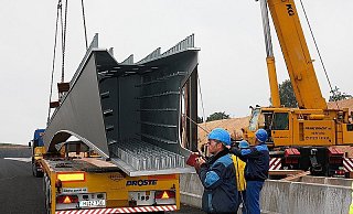 2 Meter lang sind die Stahlträger, die demnächst die Stüher Straße über die Nordumgehung führen. Ein Träger wiegt zirka 30 Tonnen. Die sogenannten Kopfbolzendübel auf der Oberfläche sorgen später für die feste Verbindung zum Beton. - FOTO: NICOLE SIELERMANN