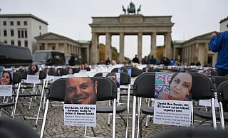 Mit den Stühlen soll an die Opfer erinnert werden. - Lilli Förter/dpa