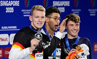 Sven Schwarz (l) freut sich über Silber. - Vincent Thian/AP/dpa