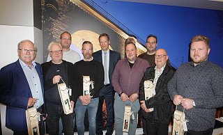 Die ausgeschiedenen Ratsmitglieder bekamen von Bürgermeister Matthias Möllers (Mitte) ein hochprozentiges, kleines Dankeschön: Anton Göllner (v. l.), Reinhard Schäfers, Matthias Stiewe, Daniel Volkhausen, Thomas Nied, Jan Bußmann, Thomas Keuter und Jan-Wilhelm Lütkemeier. - Uwe Müller