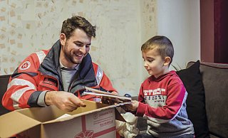 Seit mehr als 30 Jahren bringt der Johanniter-Weihnachtstrucker Hilfspakete in die ärmsten Regionen Südosteuropas, um Menschen Hoffnung zu schenken. - Nicole Endres/Johanniter