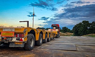 Für die schweren Fahrzeuge wurden Metallplatten ausgelegt. Im Hintergrund ist das Windrad "Hollenhagen" zu sehen. - Kathrin Weege