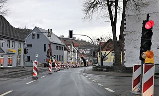Die Baustellenampel regelt jetzt den Verkehr, der einspurig an der Baustelle vorbeigeführt wird. Die große Fußgängerampel (im Hintergrund) ist ausgeschaltet. - Simone Flörke