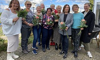 Die Paderborner Hebammenklasse von 1979 ist stolz auf ihr Jubiläum, zu dem Kerstin Jessen (r.) vom Hebammenverband gratuliert. - Julia Spiekerkötter