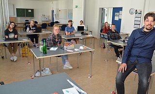 Jan Philipp Thomeczek, wissenschaftlicher Mitarbeiter an der Westfälischen Wilhelms-Universität Münster und dort Projektleiter von „Wahl-Kompass.de“, unterstützt die Jugendlichen bei ihrem Vorhaben. - Karin Prignitz