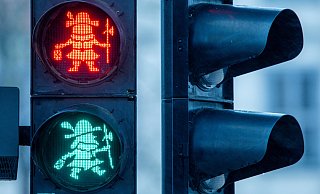Wie die Ampeln mit Schlossgeist "Petermännchen" in Schwerin könnten in Marienfeld im Kreis Gütersloh künftig stehende und gehende Mönchs-Silhouetten den Übergang regeln. - dpa