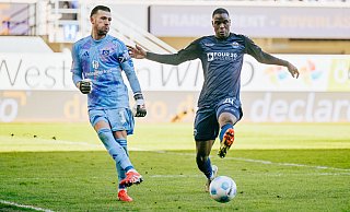 SCP-Stürmer Ilyas Ansah lief beim 2:0-Heimsieg gegen den HSV unermüdlich an. Hier setzt er Hamburgs Keeper Daniel Heuer Fernandes unter Druck. - Besim Mazhiqi