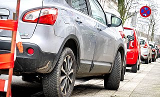 Ein Auto in der Bremer Innenstadt wurde aufgesetzt auf dem Gehweg abgestellt. Eine Aktion soll auf die Probleme dadurch aufmerksam machen. (Symbolbild) - Sina Schuldt/dpa