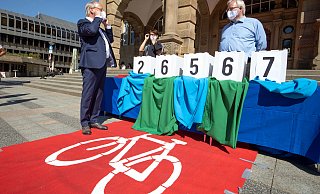 26.567 Unterschriften eines Bürgerbegehrens brachten Pit Clausen 2020 dazu, für die Stadt mit dem Radentscheid einen Vertrag zu schließen. Einen sehr konkreten. Zu konkret? - Oliver Krato