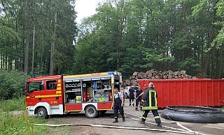 Waldbrand: Die Einsatzkräfte der Feuerwehr stellen die Wasserversorgung her. - Ralph Meyer