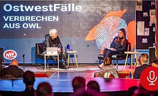 Moderatorin Brigitt Gottwald (li.) und Nicole Donath (re.), Redaktionsleiterin Haller Kreisblatt, bei der "OstwestFälle"-Live-Premiere, 19.11.2024 | © Sarah Jonek - Sarah Jonek