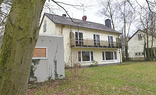 Mit etwas mehr als 1.200 Quadratmeter ist das Grundstück der Hausnummer 41 samt großem Garten und Garage das größte der angebotenen Grundstücke an der Hochstraße. - Jens Dünhölter