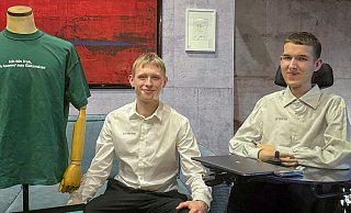 Rocco Weiss (l.) und Paul Kasing haben das Modelabel Gütersfroh gegründet. - Gütersfroh