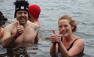 Zahlreiche mutige Schwimmer trauten sich beim Neujahrsschwimmen in den eiskalten Sennesee in Schloß Holte-Stukenbrock. - Sigurd Gringel