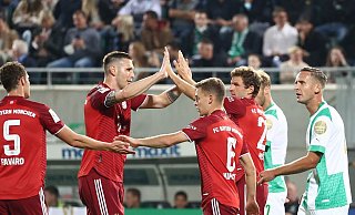 Thomas Müller (3.v.r) schoss die Bayern in Fürth schon früh in Führung. - Foto: Daniel Karmann/dpa