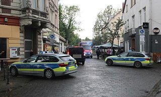 Einsatzort: In dem Rettungswagen, der kurz nach der Massenschlägerei auf der Steinstraße steht, wird ein verletzter Mann behandelt. - Jobst Lüdeking