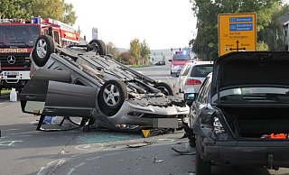 Überschlagen: Die verunglückte Mercedes B-Klasse blieb auf dem Dach liegen. - Fabian Herbst