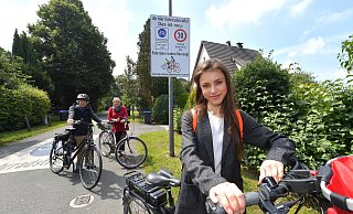 Ein Nachleuchten der Straße in grün oder blau könnte zu mehr Sicherheit führen. Vivien Sczesny (rechts) initiierte den Prüfantrag zur Postdamm-Beleuchtung. - Jens Dünhölter
