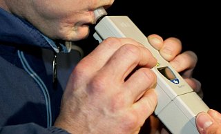 Nachdem dem alkoholisierten Fahrer die Weiterfahrt untersagt worden war, wird er auf der A 7 erneut gestoppt. - picture-alliance/ dpa/dpaweb