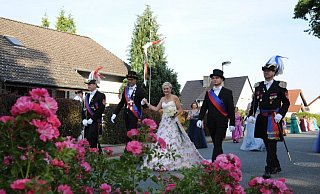 Oberstadjudant Michael Nolte, Königspaar Stefan und Carmen Fingerhut, Vorjahreskönig Daniel Wecker und Oberst Ulrich Scharfen beim Umzug im vergangenen Jahr. - Schützenverein