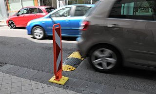 Statt zylinderförmig grau nun flach rot-weiß gestreift: der Poller an den Schwellen auf der unteren Hauptstraße. - Simone Flörke