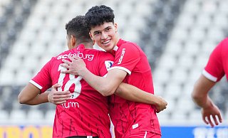 Marco Wörner (r.), der hier mit seinem Freiburger Teamkollegen Yann Sturm einen Treffer bejubelt, kickt künftig für den SC Paderborn. - IMAGO/Steinsiek.ch Marco Wörner (r.), der hier mit seinem Freiburger Teamkollegen Yann Sturm einen Treffer bejubelt, kickt künftig für den SC Paderborn. - IMAGO/Steinsiek.ch