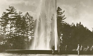 Einst war der Jordansprudel Bad Oeynhausens Wahrzeichen. Nach wie vor ist er die bekannteste Heilquelle der Kurstadt - auch wenn seit dem Jahr 2000 nur noch Werrewasser in die Fontäne gepumpt wird. - Stadtarchiv