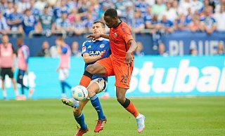 Ilyas Ansah (l) und seine Paderborner Mitspieler waren meist einen Schritt schneller. - Bernd Thissen/dpa