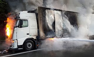 Auf der Autobahn 2 bei Bielefeld brennt ein Sattelzug. Die Strecke in Richtung Hannover ist voll gesperrt. - Symbolfoto: picture alliance / dpa