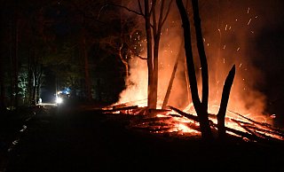 Aus der Ferne waren nur Rauchsäulen zu sehen, doch im Teuto brannte es an drei Brandherden lichterloh. - Andreas Eickhoff