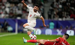 Torschütze Tamer Seyam (r) aus Palästina und Sadegh Moharrami aus Iran im Zweikampf. - Aijaz Rahi/AP/dpa