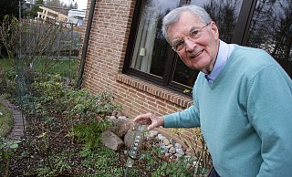 Der Regenmessbecher im Garten von Wolfgang von Gossler-Kubitz ist ein schlichtes Gerät: ein Kunststofftrichter, der mit einer Skala versehen ist. - Dieter Scholz