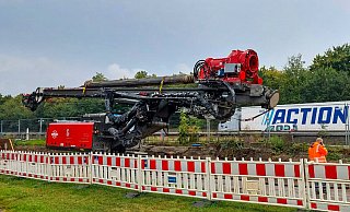 Blick aus dem Garten direkt aus die Autobahn A30 in Bünde: Der Schwerlasstransporter mit dem tonnenschweren Bohrer ist eingetroffen. Jetzt gehen die Bauarbeiten für die Lärmschutzwand endlich los. - privat