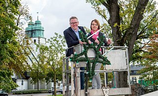 Werben für eine Zugabe bei der Sterneaktion: Marketingchef Thomas Westhof (l.) und Angelika Schäfer, Geschäftsführerin des Verkehrsvereins Hövelhof. - Ralph Meyer