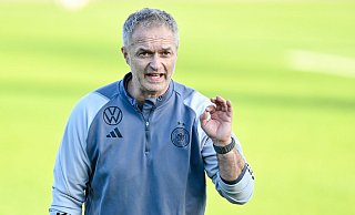 Neu-Bundestrainer Christian Wück freut sich auf das erste Duell mit dem DFB-Team in London. - Uwe Anspach/dpa