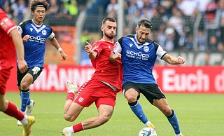 Arminia Bielefelds Aygün Yildirim (r.) kämpft in der Partie gegen Jahn Regensburg um den Ball. - Oliver Krato