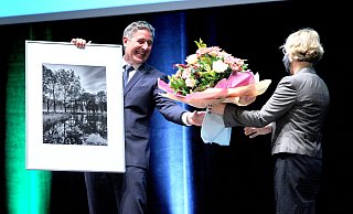 „Feuchtwiesen im Stadtpark", mit dem so betitelten Foto des heimischen Fotodesigners Detlef Güthenke und einer ebenso herzlichen wie offenen Laudatio bedankte sich die Erste Beigeordnete Christine Lang am Freitag in der Stadthalle im Namen der Verwaltung beim scheidenden Bürgermeister Henning Schulz für „Impulse, Ideen und hohe Professionalität." Es gab stehende Ovationen. Stellvertretend für den Rat hielt anschließend Heiner Kollmeyer (CDU) eine teils emotionale Dankesrede. - Andreas Frücht