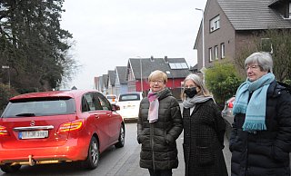 Unerträgliche Belastung: Inge Jerrentrup, Jutta Schebaum und Annette Hennig (von links) wissen nicht, wie sie den stundenlangen Dauerstau vor ihrer Haustür an der Haller Straße ertragen sollen. "Hier muss sich etwas ändern", fordern sie. - Anja Hanneforth
