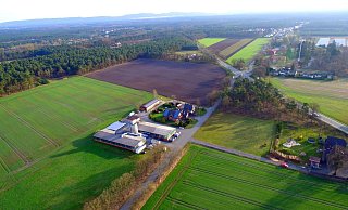 Auf diesen Flächen rund um den bereits bestehenden Betrieb soll das interkommunale Gewerbe- und Industriegebiet entstehen. Die CDU schlägt nun vor, auf der keilförmigen Fläche jenseits der Straße am oberen Bildrand nur Wohnhäuser zu erlauben. - Jens Reddeker