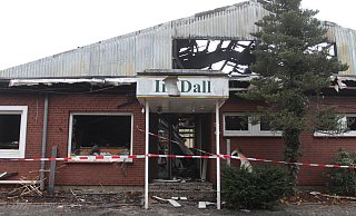 Nach dem Brand wird deutlich, wie schwer die Flammen die Tennishalle Im Dall zerstört haben. - Felix Eisele