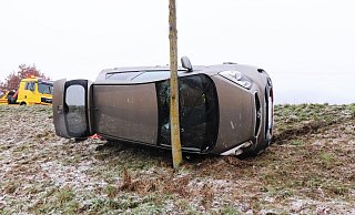 Nach dem Unfall auf der Ostwestfalenstraße entstand an dem Kia Totalschaden. - Polizei Höxter
