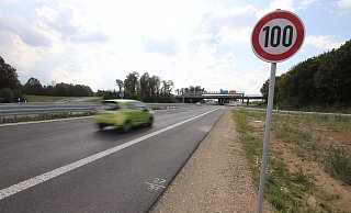 Tempo 100 erlaubt: Doch wer mit dieser Geschwindigkeit im Löhner Kreuz von der B 61 auf die A 30 Richtung Osnabrück fahren will, wird merken, wie eng die Kurven der Autobahnzufahrt sind. - Jörg Stuke