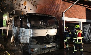 Die Einsatzkräfte verhinderten, dass das Feuer auf eine nahegelegene Scheune übergriff. - Andreas Eickhoff