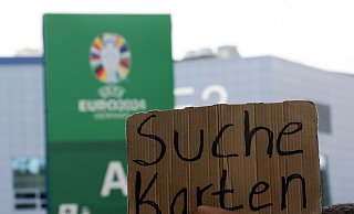 Ein Fan hält ein Schild mit der Aufschrift "Suche Karten" hoch, um doch noch irgendwie an Eintrittskarten für ein Spiel zu kommen. - Marcus Brandt/dpa
