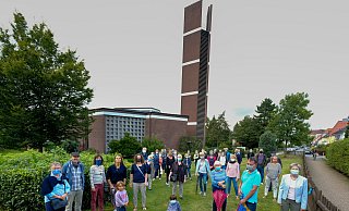 Über 40 Anwohner versammelten sich spontan zum Protest auf dem Gelände der scheidenden St.-Liborius-Gemeinde.  - Andreas Zobe