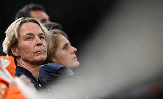 Der Sieg der DFB-Frauen von Bundestrainerin Martina Voss-Tecklenburg (l) hatte keine große Auswirkungen auf das WM-Interesse. - Sebastian Christoph Gollnow/dpa